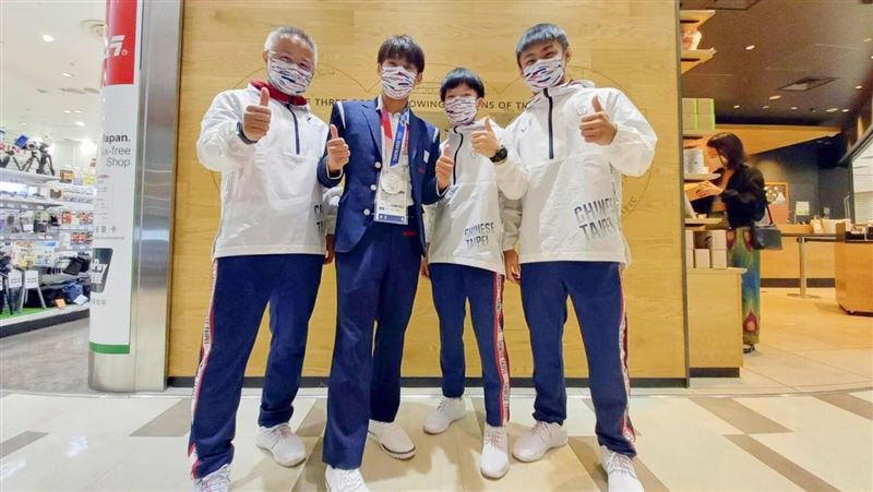 楊勇緯帥穿進場服回台　可愛原因曝光