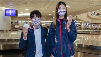 羅嘉翎凱旋歸國　秀獎牌甜笑：很感謝