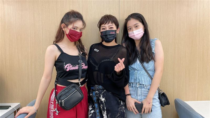 王彩樺愛女辣露小蠻腰　哭拒導演邀約
