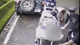 莊男用怪手整地，疑沒聽到溫男聲音將對方夾死。（圖／翻攝畫面）