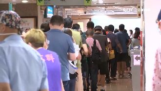 里長通知免預約打AZ　千人聯醫搶排