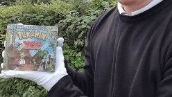完整未拆封！英男挖22年前「寶可夢」卡　價格翻300倍。拍賣行負責人展示卡片（圖／翻攝自Hansons拍賣行）