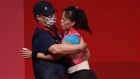 東奧摘金教練激動獻擁抱　郭婞淳表情逗趣（1）「舉重女神」郭婞淳（右）27日在東京奧運成功拿下女子舉重59公斤級金牌，教練林敬能（左）也十分開心，賽後上前一把抱住郭婞淳，郭婞淳表情也相當逗趣。中央社記者吳家昇攝  110年7月27日