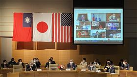 台美日國會議員戰略對話登場台灣、美國、日本重量級國會議員參加的首屆「台美日戰略對話」29日採線上會議方式舉行，共享民主等價值觀的台美日將更團結對抗中國。會議現場掛出三國國旗。中央社記者楊明珠東京攝  110年7月29日