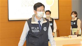 監守自盜毒品弊案  調查局長致歉提防弊措施針對航基站組長徐宿良監守自盜毒品弊案，調查局長呂文忠（前）28日出席記者會向國人致歉，並提出十項防弊措施。中央社記者張新偉攝  110年7月28日