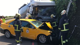 瑞芳台2線4車連環撞！駕駛一度受困