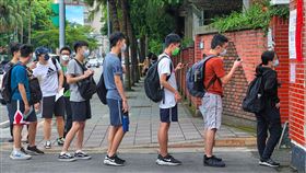 指考第2天  戴口罩排隊進考場（1）大學指考29日進行第2天考試，台北市建國中學考場一早就有不少學生戴口罩排隊準備進入考場。中央社記者謝佳璋攝  110年7月29日