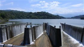 鯉魚潭水庫達滿水位溢流主要供應苗栗及台中地區用水的鯉魚潭水庫，5月底水位一度快見底，所幸經梅雨鋒面、夏季陣雨加上(火因)花颱風助攻，27日達到滿水位自然溢流。（鯉魚潭水庫管理中心提供）中央社記者管瑞平傳真  110年7月27日