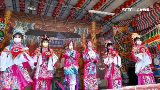 台中廟口歌仔戲開演　演員戴口罩上陣