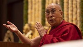 上百位諾貝爾獎得主指控中國政府企圖阻止西藏精神領袖達賴喇嘛（圖）和中研院前院長李遠哲在諾貝爾獎峰會發表演說。（圖／翻攝自facebook.com/dalailamaworld）
