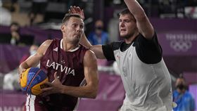 奧運第一次舉行的3對3籃球賽28日進行男子組決賽，拉脫維亞以21比18擊敗俄羅斯，抱回奧運史上這個項目的首面金牌。（圖／美聯社／達志影像）