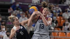 東京奧運3對3籃球女子組決賽28日登場，美國隊以18比15打敗俄羅斯奧會，拿下這個項目的首面金牌。（圖／美聯社／達志影像）