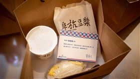 蔡總統稍早透過臉書發文揭密這份限定版的早餐，是經過營養師協助把關，另外，也送給選手老天祿滷味（圖／翻攝自蔡英文臉書）
