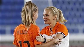 中國女足2：8慘輸給荷蘭，荷蘭主教練魏格曼（Sarina Wiegman）和球員在球場開心大笑。（圖／路透社／達志影像）