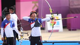 東奧射箭男團金牌戰　魏均珩神情專注東京奧運男子射箭團體對抗賽26日登場，台灣男子射箭代表隊一路過關斬將闖進金牌戰，是繼2004年雅典奧運後，再度重返金牌戰。賽場上魏均珩（前右）神情專注。前左為湯智鈞。中央社  110年7月26日