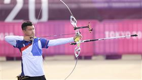 東奧射箭男團金牌戰　湯智鈞神情專注（1）東京奧運男子射箭團體對抗賽，台灣男子射箭代表隊26 日一路過關斬將挺進金牌戰，最終獲得銀牌。賽場上湯智鈞神情專注。中央社　110年7月26日