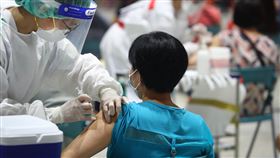 新北疫苗接種站持續運作（1）全國疫情警戒27日調降為二級，衛福部29日指出，台灣接種作業順利進行，民眾的疫苗涵蓋率已達30%，圖為新北市一處接種站持續運作。中央社記者王騰毅攝  110年7月29日