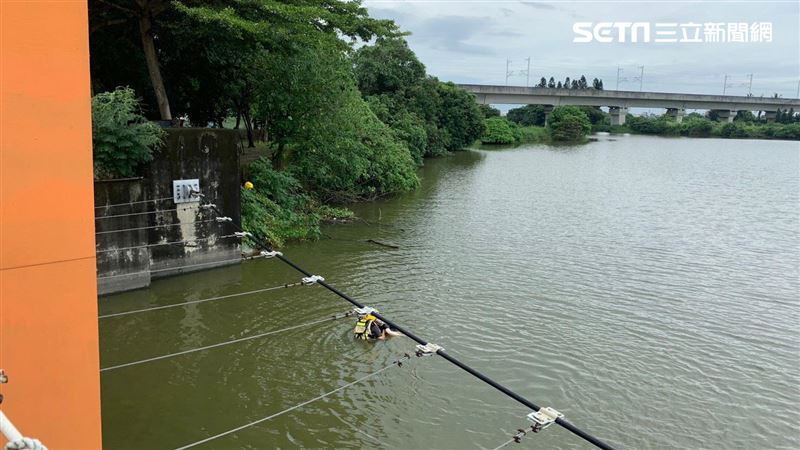 新／到親水公園嚇翻⋯有人浮沈水面上