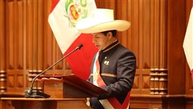 秘魯新任總統卡斯蒂28日宣誓就職，成為3年來第5位總統，他承諾終結貪腐並制定新憲法。（圖／翻攝自twitter.com/PedroCastilloTe）
