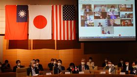 台美日國會戰略對話  神秘嘉賓安倍晉三出席首屆「台美日國會議員戰略論壇」線上會議29日舉行，日本安排神秘嘉賓前首相安倍晉三（前排左2）出席，會議現場掛出三國國旗。中央社記者楊明珠東京攝  110年7月29日