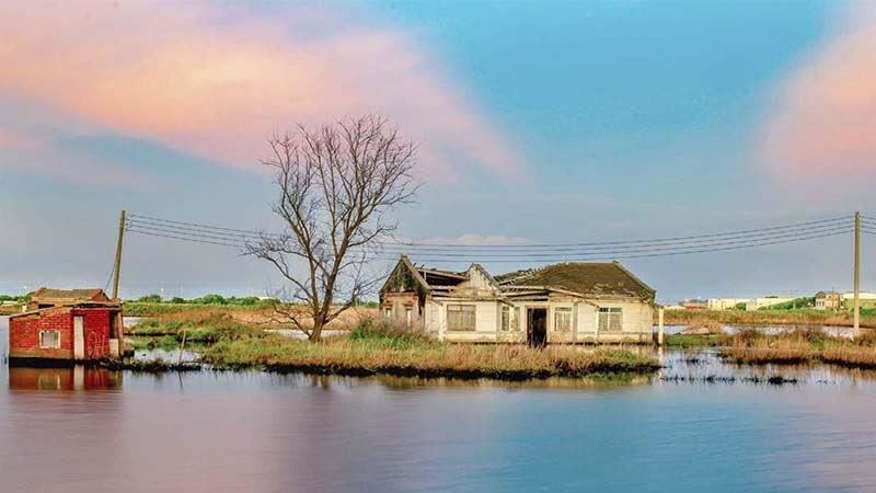 嘉義東石三塊厝「水上屋」爆紅景色