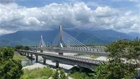 花蓮鳳林二代箭瑛大橋通車花蓮縣鳳林鎮箭瑛大橋是紀念44年前因公殉職的老師張箭、鄧玉瑛，因舊橋老舊、狹窄，縣府爭取經費在舊橋北端興建二代橋梁，29日正式通車。中央社記者張祈攝　110年7月29日