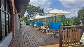 苗栗縣府整合舊山線資源設戶外用餐區因應全台疫情警戒降至2級，苗栗縣政府為兼顧防疫及遊客飲食需求，整合民間業者在舊山線勝興車站及龍騰斷橋旁設置2處戶外用餐區，桌面皆設置隔板，加強防疫，也盼藉此提振旅遊市場。（苗栗縣文化觀光局提供）中央社記者管瑞平傳真  110年7月29日