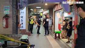 ▲新北新莊中和街一男闖前妻工作的串烤店砍人後逃離，現場一片狼藉，警方採證中，持續追緝在逃前夫。（圖／記者游承霖攝）