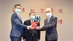 林芳郁今日交棒給同為心臟外科專家的邱冠明（左），接任亞東醫院新任院長。遠東集團董事長徐旭東（中）見證。（圖／亞東醫院提供）