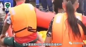 大陸水患忙救災　網紅竟偷救生艇自拍(圖/翻攝自微博)