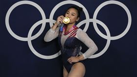 ▲寮國移民為美國奪奧運金牌李伊（Sunisa Lee）保住個人全能項目金牌。（圖／美聯社／達志影像）