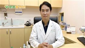 王甯加醫師表示，現在不少醫療院所都備有妥善的防疫配套措施，以自身服務的診所為例，全台25間眼科，疫苗覆蓋率近100%、快篩陰性率達100%，高規格防疫措施。