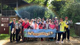 疫情趨緩　東管處遵守防疫指引推生態遊程東部海岸國家風景區管理處29日指出，考量目前全國防疫警戒降至2級，在遵守防疫規範的前提下，特安排生態及觀賞星空之美等遊程，東管處提醒民眾，參與遊程仍須遵守相關防疫規範。圖為往年舉辦「綠島過山古道尋寶趣」活動。（東部海岸國家風景區管理處提供）中央社記者李先鳳傳真  110年7月29日