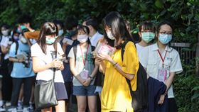 大學指考最後一天  考生戴好口罩應試大學指考30日舉行最後一天考試，考科為歷史、地理、公民與社會；不少考生一早就來到考場外，配合防疫戴口罩，排隊準備進場應試。中央社記者鄭清元攝  110年7月30日