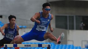 模擬東奧對抗賽　陳傑400跨欄出賽（2）模擬東京奧運對抗賽3日傍晚進行田徑項目，台灣田徑好手陳傑（右）在男子400公尺跨欄出賽，跑出50秒61。中央社記者吳家昇攝　109年8月3日