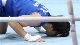 陳念琴不敵印度名將  東奧拳擊8強止步台灣「拳后」陳念琴（圖）30日上午在東京奧運女子拳擊69公斤量級8強賽，不敵印度名將博格漢（Lovlina Borgohain），沒能再推進個人奧運最佳成績。圖為陳念琴賽後跪下親吻地板。中央社記者吳家昇攝  110年7月30日