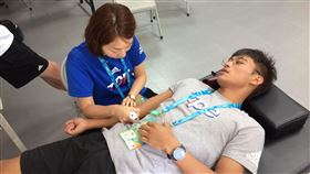 東奧中華隊隨隊醫師郭純恩曾治療楊勇緯「柔道男神」楊勇緯（右）2017年出賽台北世大運，因比賽中被關節技固定導致手肘受傷，高雄長庚醫院中醫部醫師郭純恩（左）以雷射針灸治療，郭純恩這次再擔任東京奧運中華代表團的隨隊醫師，擔負照顧選手的重責大任。（郭純恩醫師提供）中央社記者張茗喧傳真　110年7月25日