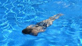 女子游泳，圖／pixabay