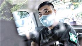 香港首宗國安法案  被告唐英傑重判9年香港首宗國安法案被告唐英傑30日被法院判刑9年，法院早前裁定他煽動他人分裂國家罪及恐怖活動罪成。他在2020年「反送中」示威中騎著機車衝向防暴警察，機車插上寫有「光復香港，時代革命」的旗幟。圖為唐英傑的資料照片。（香港中通社提供）中央社  110年7月30日