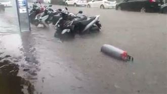 雨用倒的！龜山區淹水變「水上鄉」