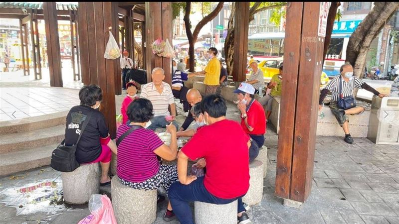 長輩脫罩擠涼亭喝酒　公園開2天又封