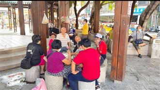 長輩脫罩擠涼亭喝酒　公園開2天又封