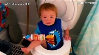 娃上廁所掉進馬桶　卡住狂哭媽媽笑翻