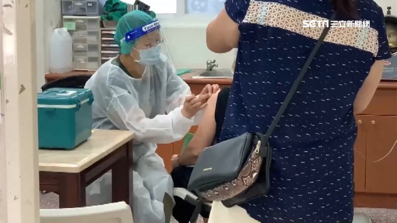 竟撲空！新竹湖口百人擠醫院外等疫苗