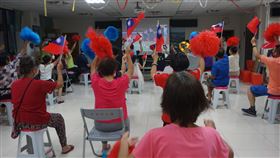 東奧羽球男雙闖決賽　金門鄉親歡呼（2）台灣羽球好手李洋、王齊麟搭檔出征東京奧運，30日在羽球男雙4強戰一路勢如破竹，成功挺進金牌戰。由於李洋出身金門，遠在古寧頭的鄉親也齊聚村民活動中心關注賽況，奪勝瞬間現場歡聲雷動。中央社記者黃慧敏攝  110年7月30日