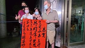 林昀儒東奧爭銅失利　家人：仍以他為榮台灣桌球好手林昀儒30日爭取東京奧運桌球男單銅牌失利，名列第4。宜蘭縣長林姿妙（前左）賽後前往林昀儒家中拜會林昀儒的阿公林燦輝（前右）、阿嬤陳淑良（前中）致意，林昀儒家人表示，球場上總有輸贏，仍以他為榮。中央社記者沈如峰宜蘭縣攝　110年7月30日