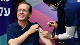 ▲以色列總統接種第3劑疫苗。（圖／翻攝自Isaac Herzog臉書）