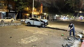 台北,賓士,自撞,機車,基隆路二段,六張犁派出所,燈桿（圖／翻攝畫面）