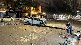 北市自撞車禍　賓士失控波及8台機車