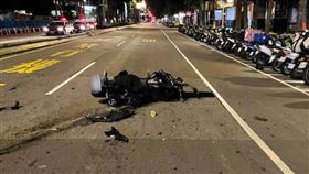 新北,土城,車禍,自撞,擋車,騎士,死亡（圖／翻攝畫面） 